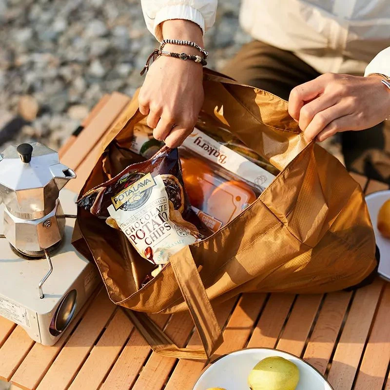 Zbalená taška Naturehike Mountain Type pripnutá popruhom na batoh