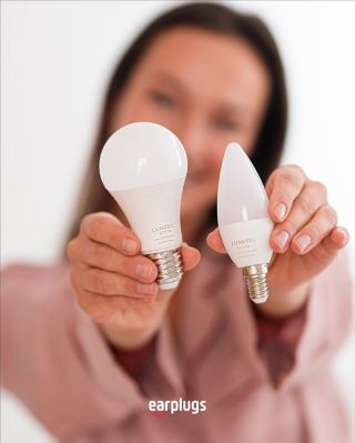 💡 Večer už jen na oranžovo. Modré světlo z klasických žárovek a obrazovek brzdí tvorbu melatoninu – hormonu spánku. Tělo...